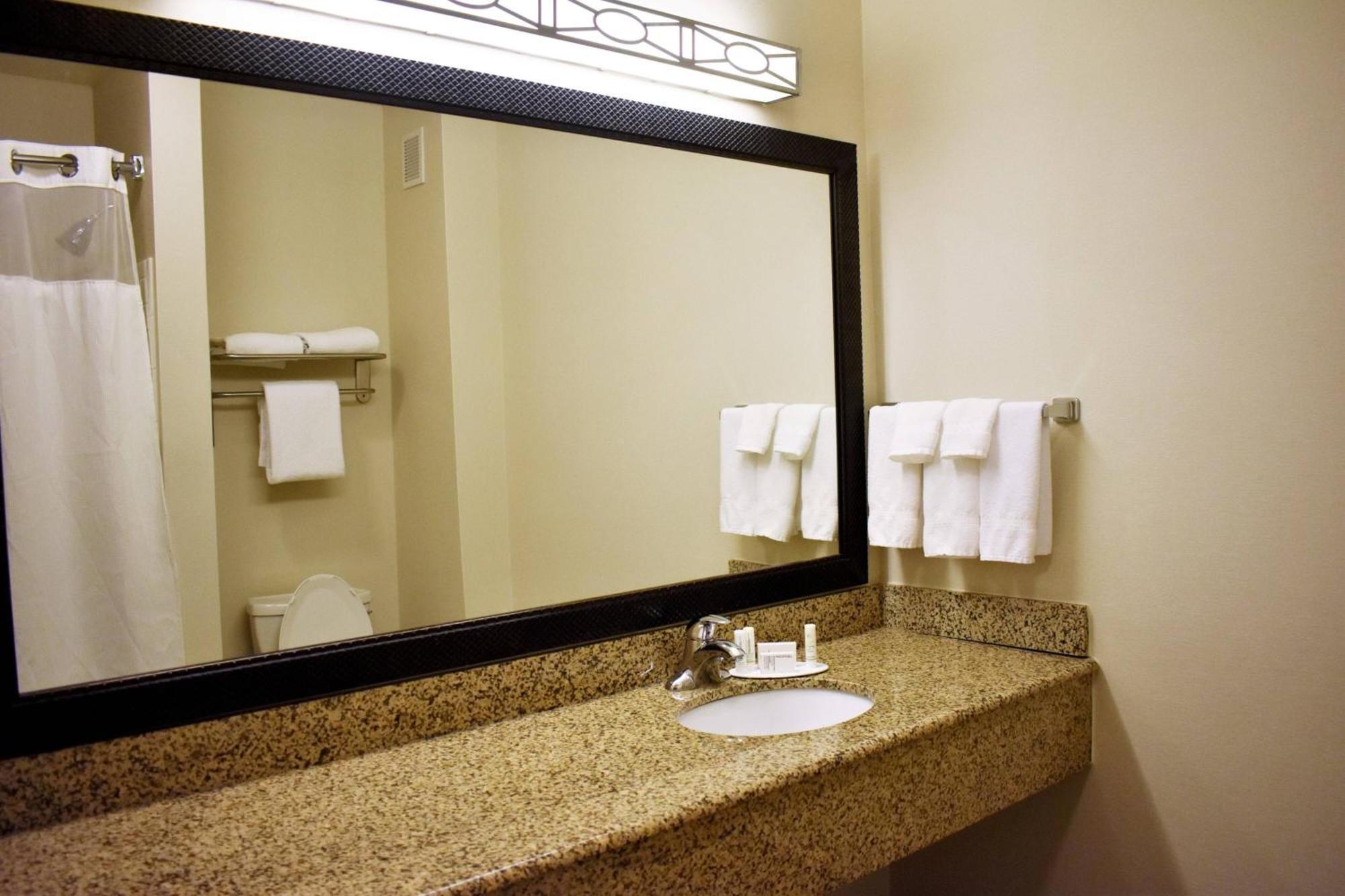 Fairfield Inn And Suites By Marriott Strasburg Shenandoah Valley Exterior photo